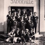 Tischtennisgruppe 1972 vor Jahnhalle